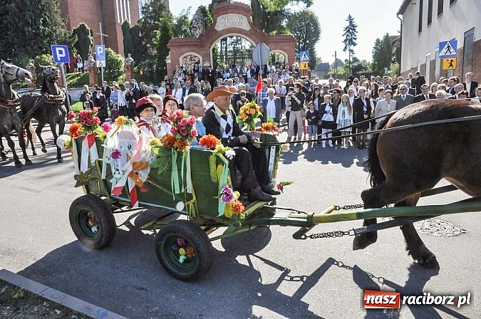 Zdjęcie w galerii na portalu naszraciborz.pl: Jadą wozy kolorowe... czyli tak się bawi Brzezie! wiadomości z regionu