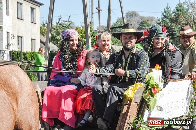 Zdjęcie w galerii na portalu naszraciborz.pl: Jadą wozy kolorowe... czyli tak się bawi Brzezie! wiadomości z regionu