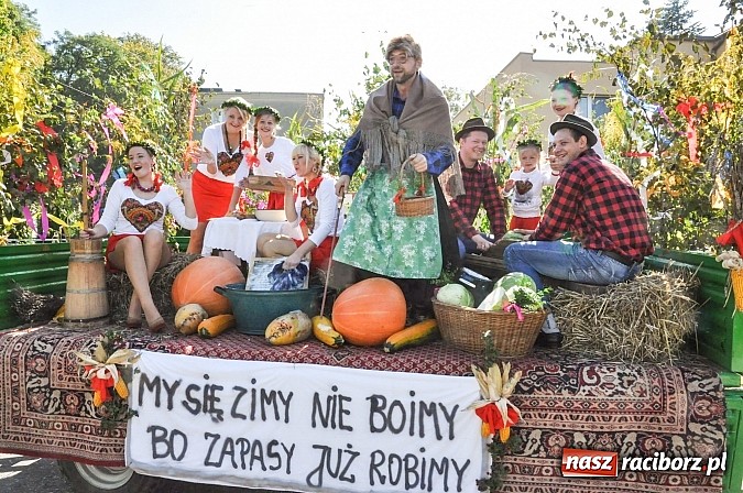 Zdjęcie w galerii na portalu naszraciborz.pl: Jadą wozy kolorowe... czyli tak się bawi Brzezie! wiadomości z regionu