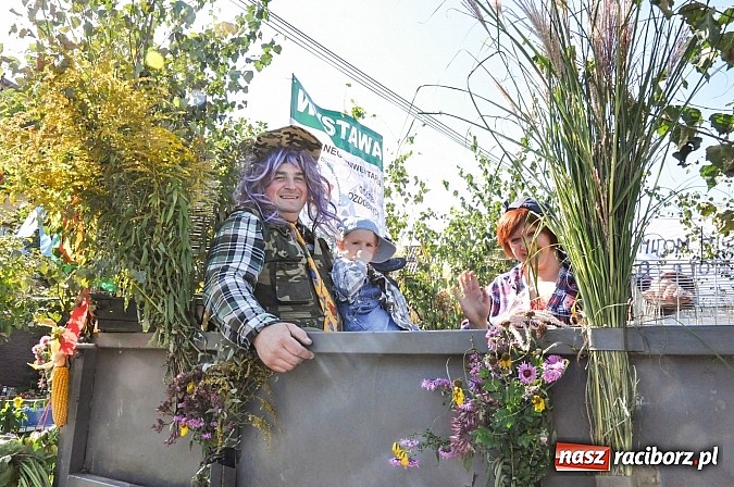 Zdjęcie w galerii na portalu naszraciborz.pl: Jadą wozy kolorowe... czyli tak się bawi Brzezie! wiadomości z regionu