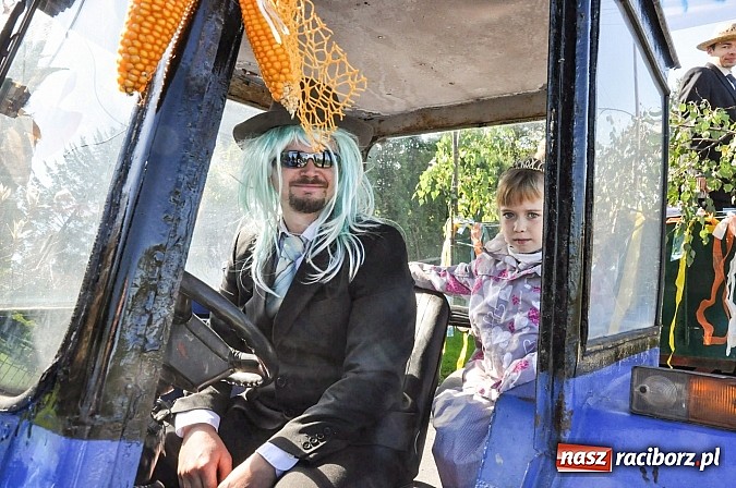 Zdjęcie w galerii na portalu naszraciborz.pl: Jadą wozy kolorowe... czyli tak się bawi Brzezie! wiadomości z regionu
