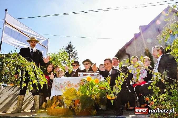 Zdjęcie w galerii na portalu naszraciborz.pl: Jadą wozy kolorowe... czyli tak się bawi Brzezie! wiadomości z regionu