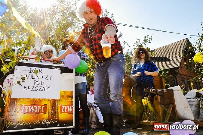 Zdjęcie w galerii na portalu naszraciborz.pl: Jadą wozy kolorowe... czyli tak się bawi Brzezie! wiadomości z regionu