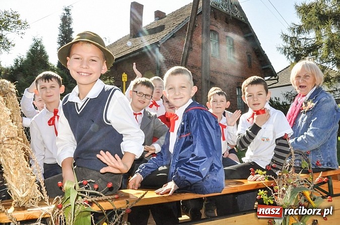 Zdjęcie w galerii na portalu naszraciborz.pl: Jadą wozy kolorowe... czyli tak się bawi Brzezie! wiadomości z regionu