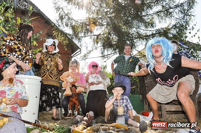 Zdjęcie w galerii na portalu naszraciborz.pl: Jadą wozy kolorowe... czyli tak się bawi Brzezie! wiadomości z regionu