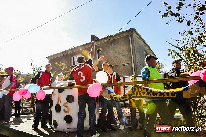 Zdjęcie w galerii na portalu naszraciborz.pl: Jadą wozy kolorowe... czyli tak się bawi Brzezie! wiadomości z regionu