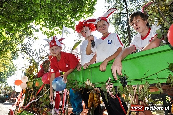 Zdjęcie w galerii na portalu naszraciborz.pl: Jadą wozy kolorowe... czyli tak się bawi Brzezie! wiadomości z regionu