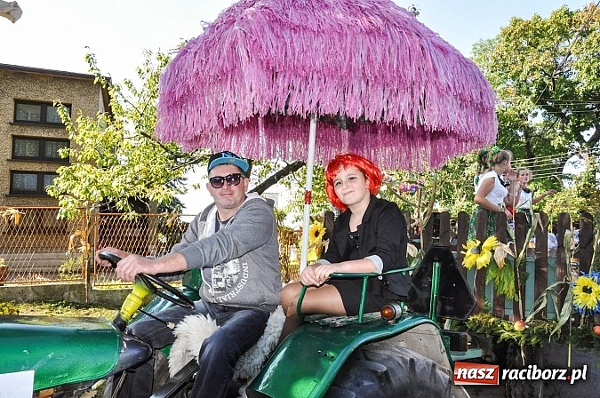 Zdjęcie w galerii na portalu naszraciborz.pl: Jadą wozy kolorowe... czyli tak się bawi Brzezie! wiadomości z regionu