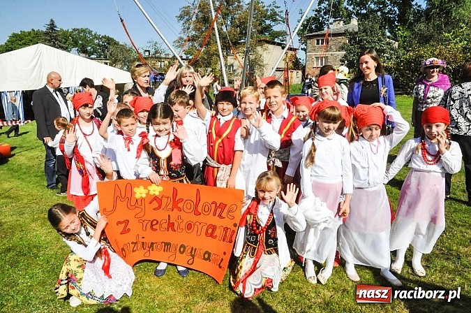 Zdjęcie w galerii na portalu naszraciborz.pl: Jadą wozy kolorowe... czyli tak się bawi Brzezie! wiadomości z regionu