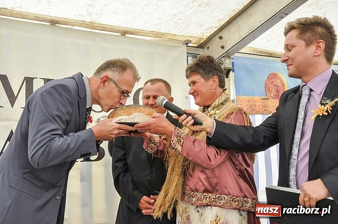 Zdjęcie w galerii na portalu naszraciborz.pl: Jadą wozy kolorowe... czyli tak się bawi Brzezie! wiadomości z regionu