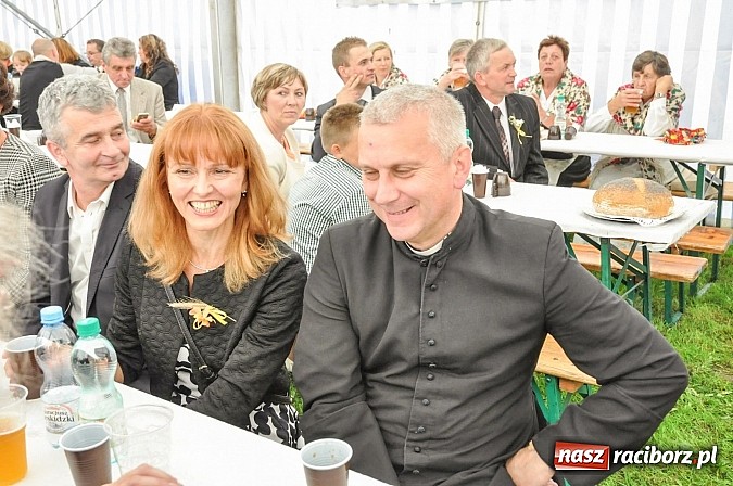 Zdjęcie w galerii na portalu naszraciborz.pl: Jadą wozy kolorowe... czyli tak się bawi Brzezie! wiadomości z regionu