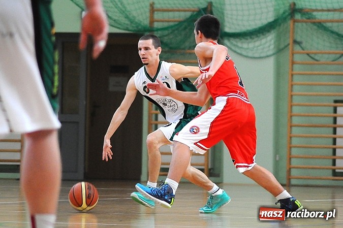 Zdjęcie w galerii na portalu naszraciborz.pl: Koszykówka: Puchar Rektora PWSZ w rękach MKS-u Otmuchów wiadomości z regionu