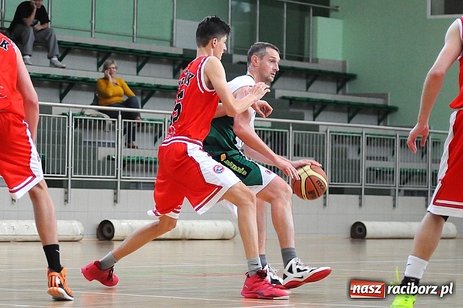 Zdjęcie w galerii na portalu naszraciborz.pl: Koszykówka: Puchar Rektora PWSZ w rękach MKS-u Otmuchów wiadomości z regionu