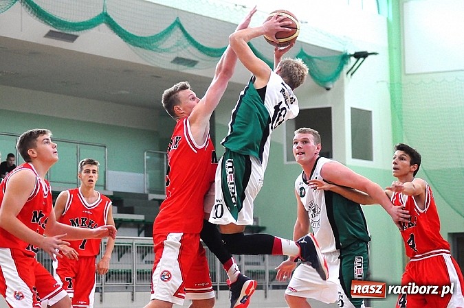 Zdjęcie w galerii na portalu naszraciborz.pl: Koszykówka: Puchar Rektora PWSZ w rękach MKS-u Otmuchów wiadomości z regionu