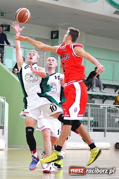 Zdjęcie w galerii na portalu naszraciborz.pl: Koszykówka: Puchar Rektora PWSZ w rękach MKS-u Otmuchów wiadomości z regionu