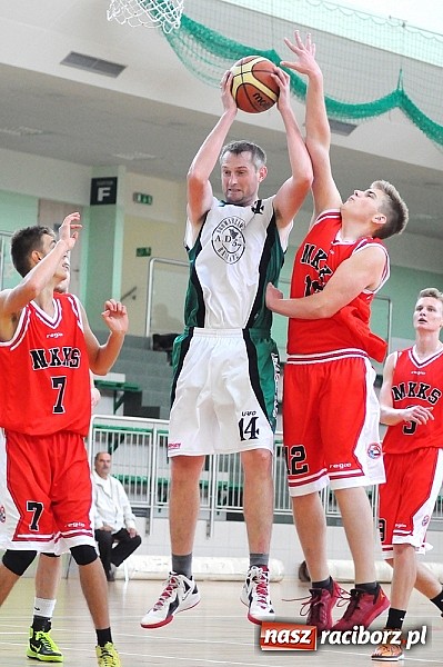 Zdjęcie w galerii na portalu naszraciborz.pl: Koszykówka: Puchar Rektora PWSZ w rękach MKS-u Otmuchów wiadomości z regionu