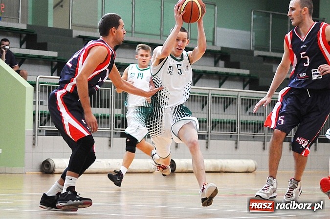 Zdjęcie w galerii na portalu naszraciborz.pl: Koszykówka: Puchar Rektora PWSZ w rękach MKS-u Otmuchów wiadomości z regionu