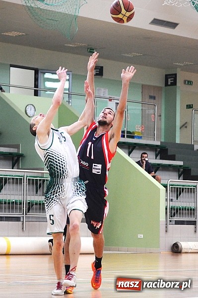 Zdjęcie w galerii na portalu naszraciborz.pl: Koszykówka: Puchar Rektora PWSZ w rękach MKS-u Otmuchów wiadomości z regionu