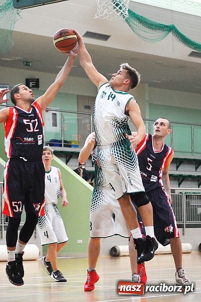 Zdjęcie w galerii na portalu naszraciborz.pl: Koszykówka: Puchar Rektora PWSZ w rękach MKS-u Otmuchów wiadomości z regionu