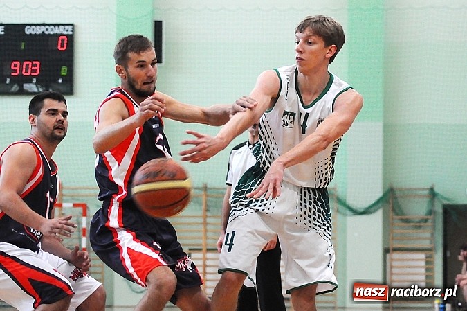 Zdjęcie w galerii na portalu naszraciborz.pl: Koszykówka: Puchar Rektora PWSZ w rękach MKS-u Otmuchów wiadomości z regionu
