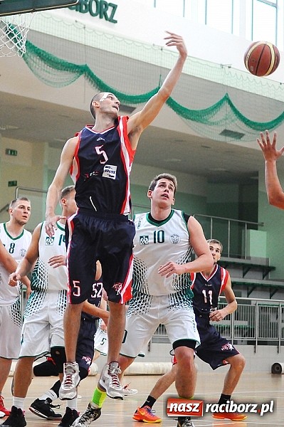 Zdjęcie w galerii na portalu naszraciborz.pl: Koszykówka: Puchar Rektora PWSZ w rękach MKS-u Otmuchów wiadomości z regionu