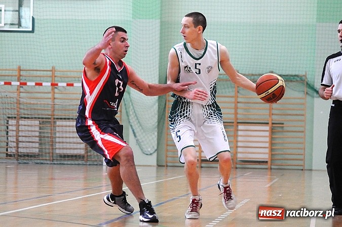 Zdjęcie w galerii na portalu naszraciborz.pl: Koszykówka: Puchar Rektora PWSZ w rękach MKS-u Otmuchów wiadomości z regionu