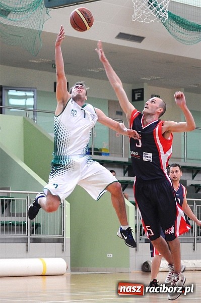 Zdjęcie w galerii na portalu naszraciborz.pl: Koszykówka: Puchar Rektora PWSZ w rękach MKS-u Otmuchów wiadomości z regionu