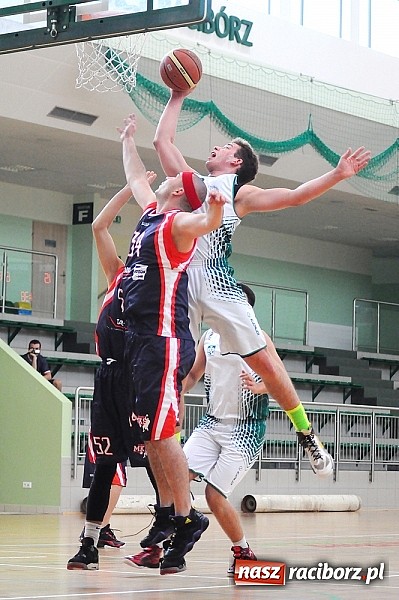 Zdjęcie w galerii na portalu naszraciborz.pl: Koszykówka: Puchar Rektora PWSZ w rękach MKS-u Otmuchów wiadomości z regionu