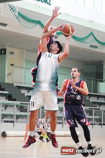 Zdjęcie w galerii na portalu naszraciborz.pl: Koszykówka: Puchar Rektora PWSZ w rękach MKS-u Otmuchów wiadomości z regionu