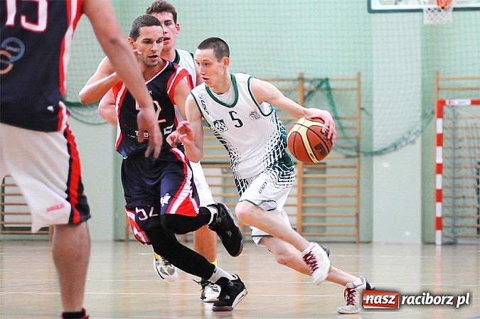 Zdjęcie w galerii na portalu naszraciborz.pl: Koszykówka: Puchar Rektora PWSZ w rękach MKS-u Otmuchów wiadomości z regionu