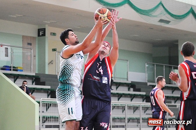Zdjęcie w galerii na portalu naszraciborz.pl: Koszykówka: Puchar Rektora PWSZ w rękach MKS-u Otmuchów wiadomości z regionu