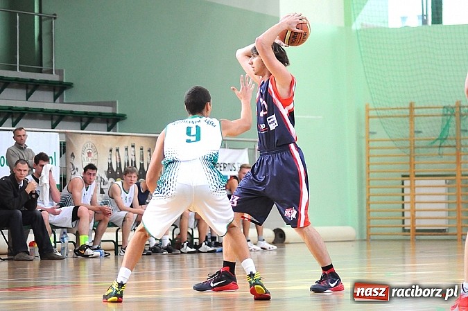 Zdjęcie w galerii na portalu naszraciborz.pl: Koszykówka: Puchar Rektora PWSZ w rękach MKS-u Otmuchów wiadomości z regionu