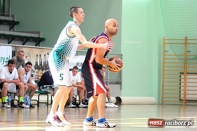 Zdjęcie w galerii na portalu naszraciborz.pl: Koszykówka: Puchar Rektora PWSZ w rękach MKS-u Otmuchów wiadomości z regionu