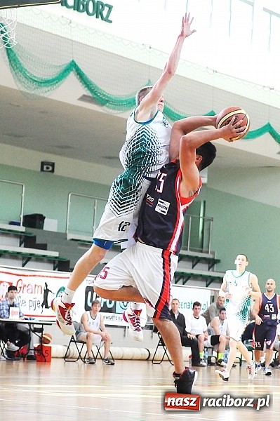 Zdjęcie w galerii na portalu naszraciborz.pl: Koszykówka: Puchar Rektora PWSZ w rękach MKS-u Otmuchów wiadomości z regionu