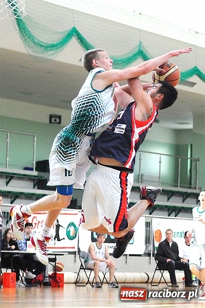 Zdjęcie w galerii na portalu naszraciborz.pl: Koszykówka: Puchar Rektora PWSZ w rękach MKS-u Otmuchów wiadomości z regionu