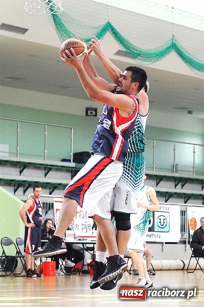 Zdjęcie w galerii na portalu naszraciborz.pl: Koszykówka: Puchar Rektora PWSZ w rękach MKS-u Otmuchów wiadomości z regionu