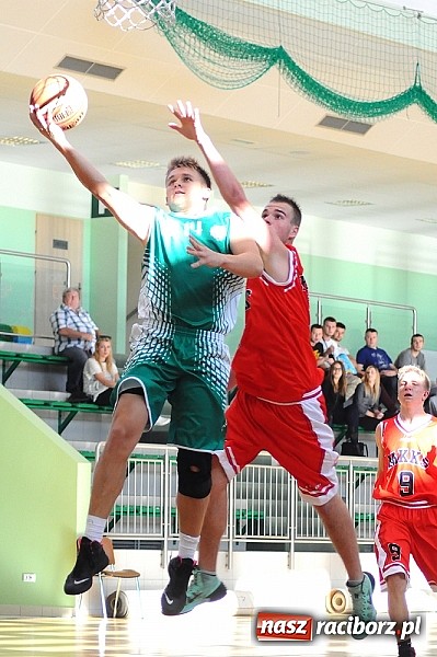 Zdjęcie w galerii na portalu naszraciborz.pl: Koszykówka: Puchar Rektora PWSZ w rękach MKS-u Otmuchów wiadomości z regionu