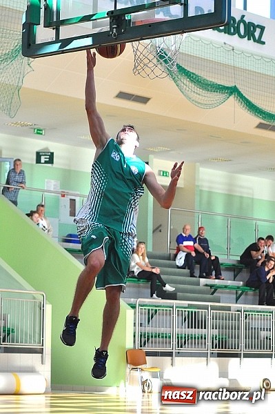 Zdjęcie w galerii na portalu naszraciborz.pl: Koszykówka: Puchar Rektora PWSZ w rękach MKS-u Otmuchów wiadomości z regionu