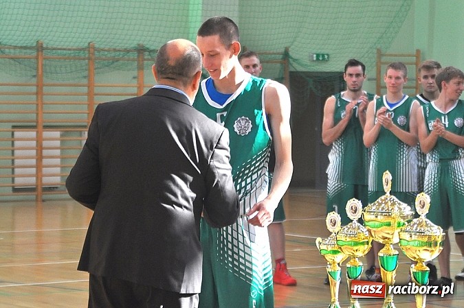 Zdjęcie w galerii na portalu naszraciborz.pl: Koszykówka: Puchar Rektora PWSZ w rękach MKS-u Otmuchów wiadomości z regionu