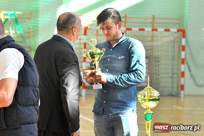 Zdjęcie w galerii na portalu naszraciborz.pl: Koszykówka: Puchar Rektora PWSZ w rękach MKS-u Otmuchów wiadomości z regionu