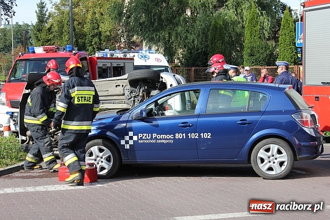 Zdjęcie w galerii na portalu naszraciborz.pl: Kraksa na skrzyżowaniu Warszawska-Matejki. Fiat dachował po zderzeniu z oplem! wiadomości z regionu