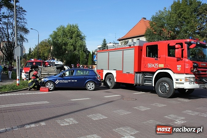 Zdjęcie w galerii na portalu naszraciborz.pl: Kraksa na skrzyżowaniu Warszawska-Matejki. Fiat dachował po zderzeniu z oplem! wiadomości z regionu