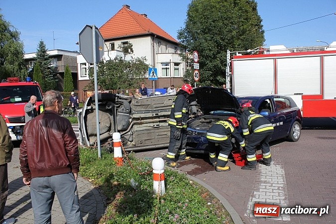 Zdjęcie w galerii na portalu naszraciborz.pl: Kraksa na skrzyżowaniu Warszawska-Matejki. Fiat dachował po zderzeniu z oplem! wiadomości z regionu