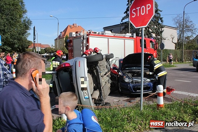 Zdjęcie w galerii na portalu naszraciborz.pl: Kraksa na skrzyżowaniu Warszawska-Matejki. Fiat dachował po zderzeniu z oplem! wiadomości z regionu