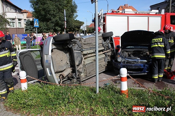 Zdjęcie w galerii na portalu naszraciborz.pl: Kraksa na skrzyżowaniu Warszawska-Matejki. Fiat dachował po zderzeniu z oplem! wiadomości z regionu