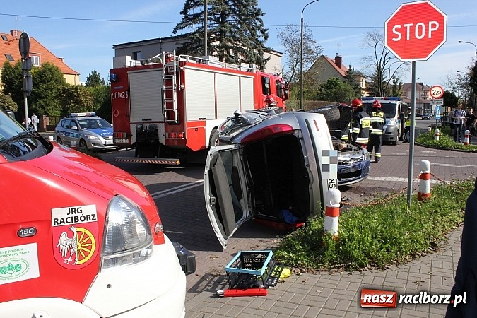 Zdjęcie w galerii na portalu naszraciborz.pl: Kraksa na skrzyżowaniu Warszawska-Matejki. Fiat dachował po zderzeniu z oplem! wiadomości z regionu
