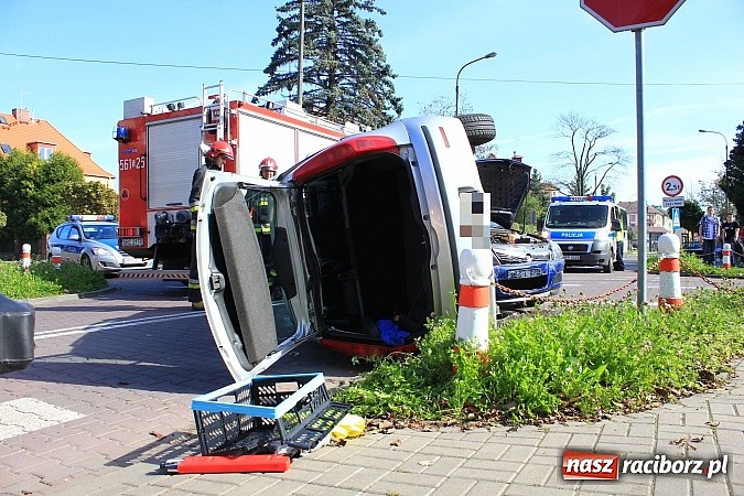 Zdjęcie w galerii na portalu naszraciborz.pl: Kraksa na skrzyżowaniu Warszawska-Matejki. Fiat dachował po zderzeniu z oplem! wiadomości z regionu
