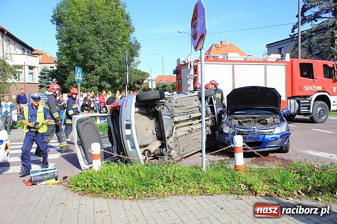 Zdjęcie w galerii na portalu naszraciborz.pl: Kraksa na skrzyżowaniu Warszawska-Matejki. Fiat dachował po zderzeniu z oplem! wiadomości z regionu