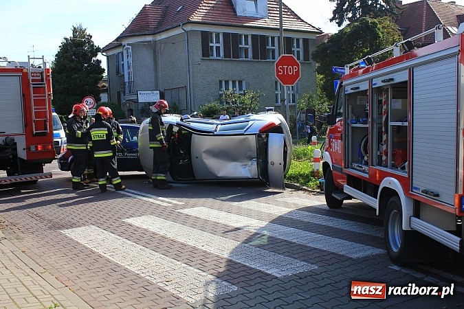 Zdjęcie w galerii na portalu naszraciborz.pl: Kraksa na skrzyżowaniu Warszawska-Matejki. Fiat dachował po zderzeniu z oplem! wiadomości z regionu