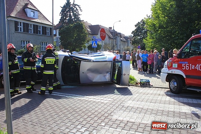 Zdjęcie w galerii na portalu naszraciborz.pl: Kraksa na skrzyżowaniu Warszawska-Matejki. Fiat dachował po zderzeniu z oplem! wiadomości z regionu